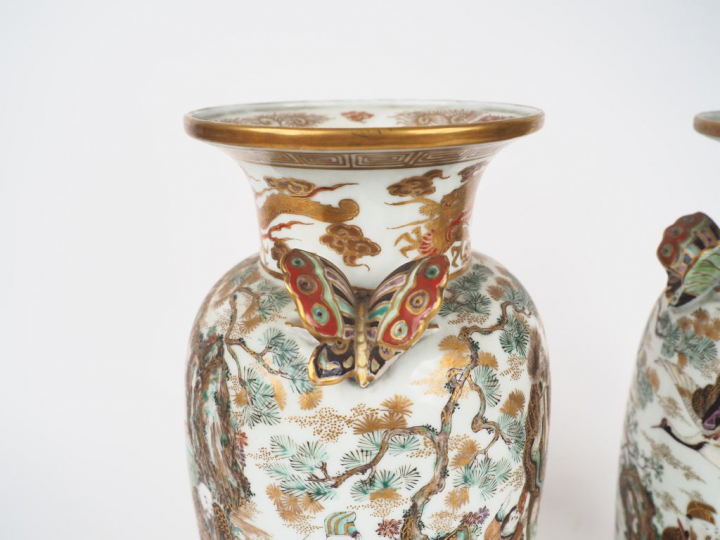 Paire de vases en porcelaine de Satsuma à décor de dignitaires, anses 