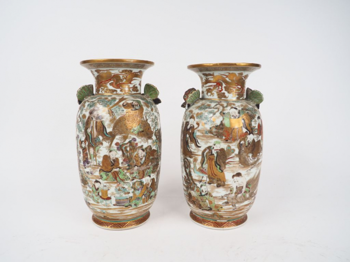 Paire de vases en porcelaine de Satsuma à décor de dignitaires, anses 