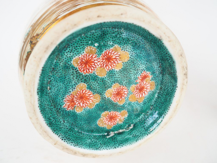 Paire de vases en porcelaine de Satsuma à décor de dignitaires, anses 