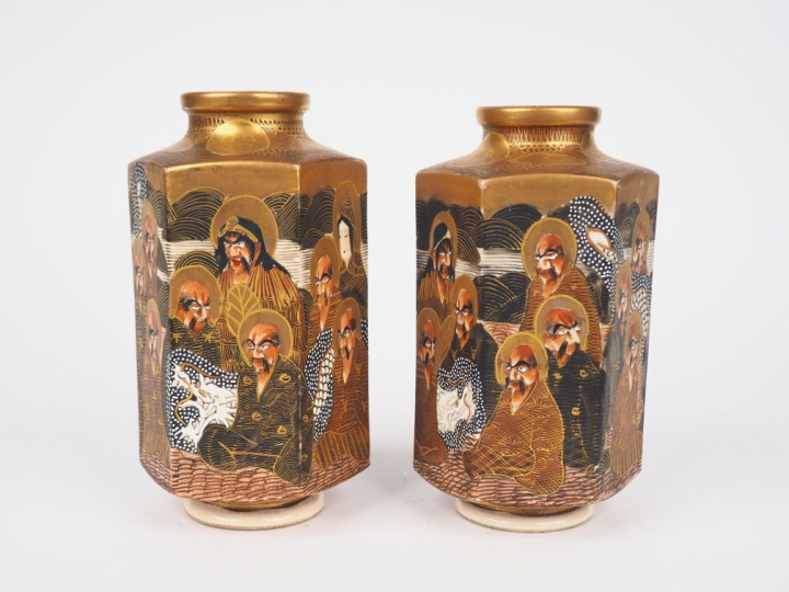 Paire de vases de forme hexagonale en faience de Satsuma à décor d' Ar