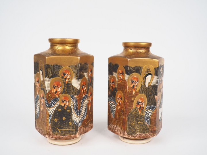 Paire de vases de forme hexagonale en faience de Satsuma à décor d' Ar