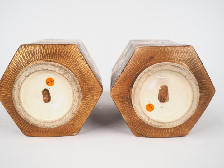 Paire de vases de forme hexagonale en faience de Satsuma à décor d' Ar