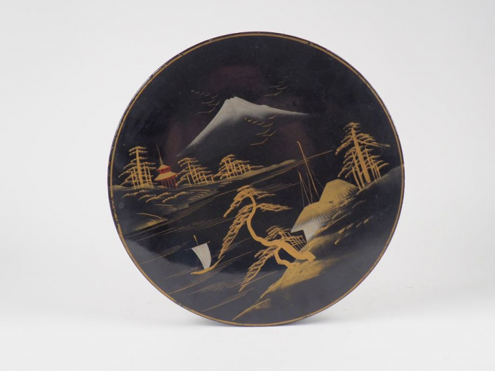 Coffret circulaire en bois laqué à décor du mont Fuji ouvrant sur 7 ra