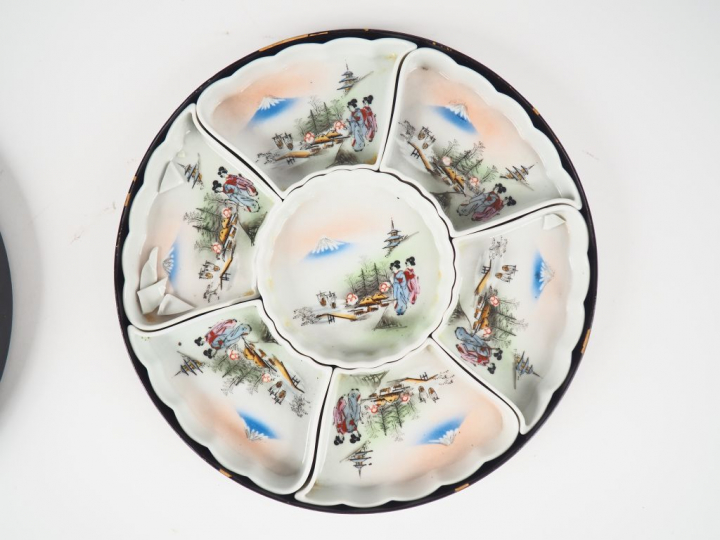 Coffret circulaire en bois laqué à décor du mont Fuji ouvrant sur 7 ra
