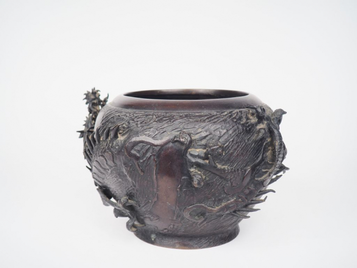 Vasque en bronze à patine brune, décor de phénix en relief. Japon vers