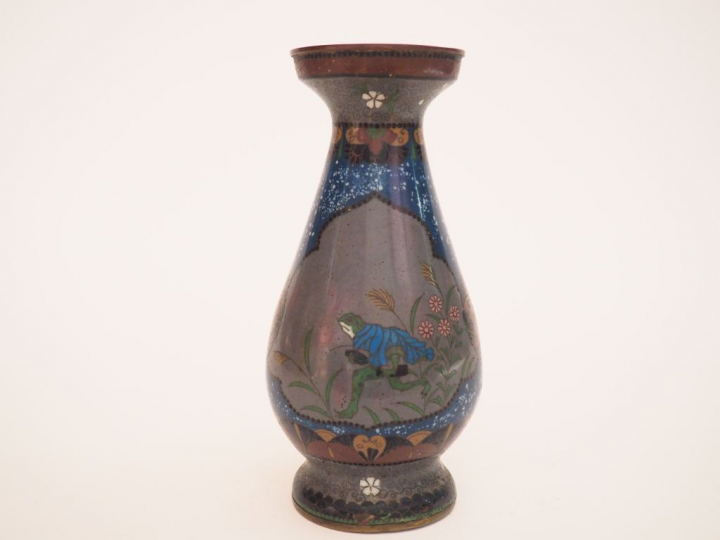 Vase de forme balustre en cloisonné sur cuivre à décor d'oiseaux et de