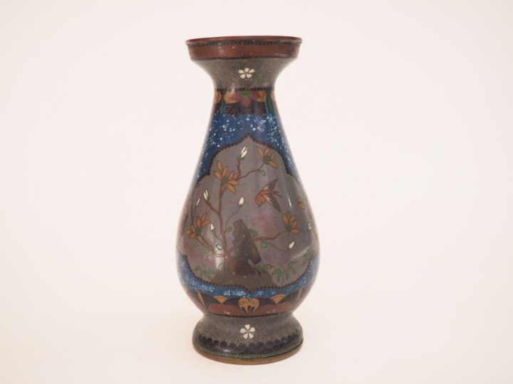 Vase de forme balustre en cloisonné sur cuivre à décor d'oiseaux et de