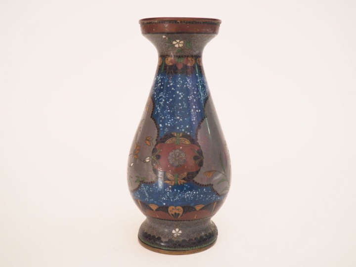 Vase de forme balustre en cloisonné sur cuivre à décor d'oiseaux et de