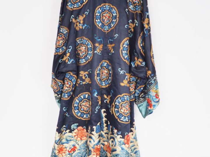 Robe chinoise en soie, lin brodé et fils d'or, à décor en médaillon de