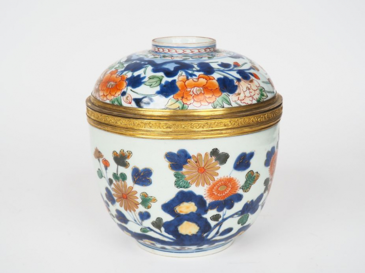 Pot couvert en porcelaine d'Imari XVIIIème, monture en métal doré. H. 