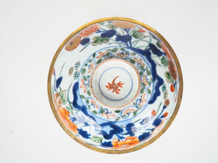 Pot couvert en porcelaine d'Imari XVIIIème, monture en métal doré. H. 