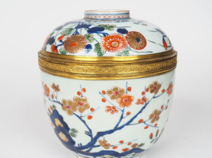 Pot couvert en porcelaine d'Imari XVIIIème, monture en métal doré. H. 
