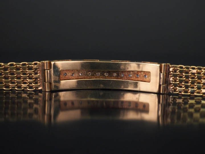 Bracelet articulé en or jaune, maille plate tressée, à décor en son ce