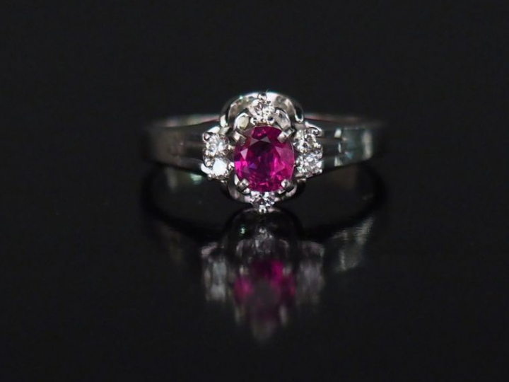 	Bague en platine, sertie en son centre d’un rubis entouré de quatre p