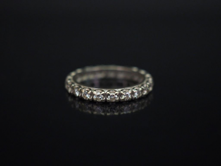 Alliance américaine en or blanc, sertie de diamants.  TDD. 54 Poids te