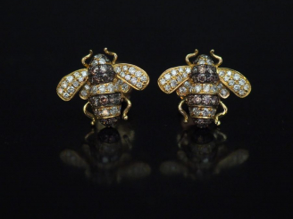 Vente aux enchères 	Paire de perce-oreilles en forme d’abeilles et or jaune, sertis de di