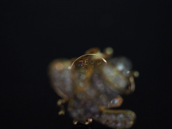 	Paire de perce-oreilles en forme d’abeilles et or jaune, sertis de di