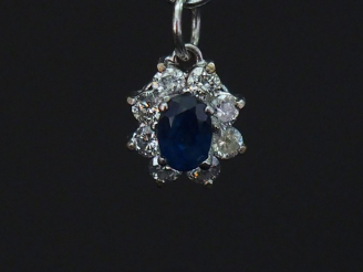 Vente aux enchères Pendentif en forme de marguerite en or blanc, serti en son centre d’un
