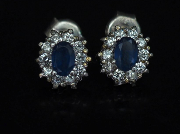 Paire de perce-oreilles en forme de marguerite en or blanc, serti en l