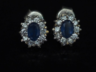 Vente aux enchères Paire de perce-oreilles en forme de marguerite en or blanc, serti en l
