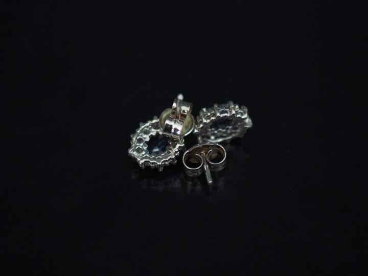 Paire de perce-oreilles en forme de marguerite en or blanc, serti en l