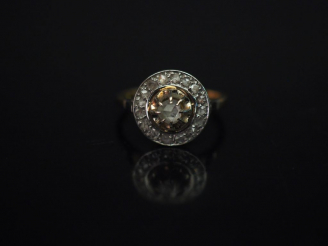 Vente aux enchères Bague en or jaune, sertie en son centre d’un petit diamant taillé en r