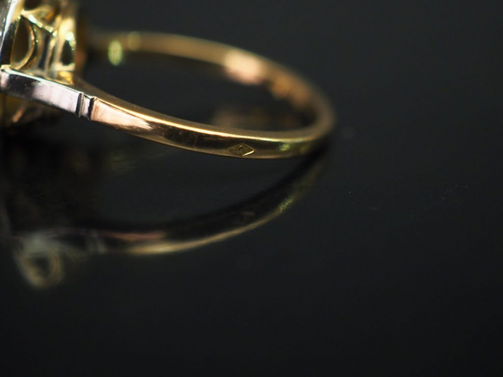 Bague en or jaune, sertie en son centre d’un petit diamant taillé en r