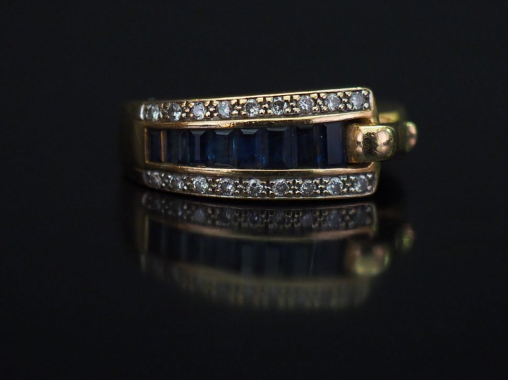 	Guy LAROCHE Bague en or jaune, sertie de saphirs calibrés disposés en