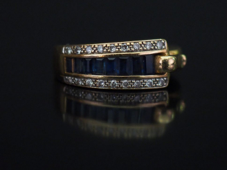 Vente aux enchères 	Guy LAROCHE Bague en or jaune, sertie de saphirs calibrés disposés en