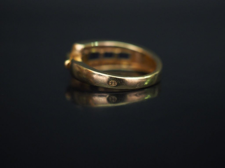 	Guy LAROCHE Bague en or jaune, sertie de saphirs calibrés disposés en