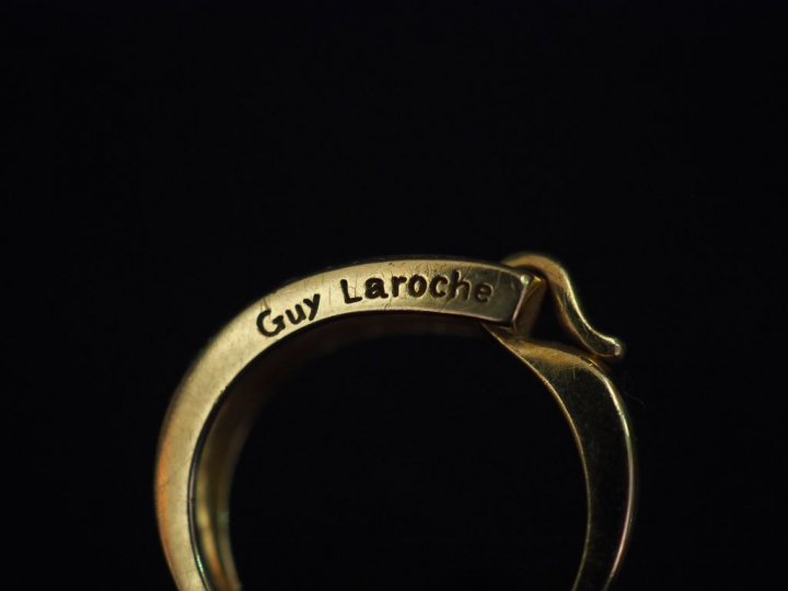 	Guy LAROCHE Bague en or jaune, sertie de saphirs calibrés disposés en