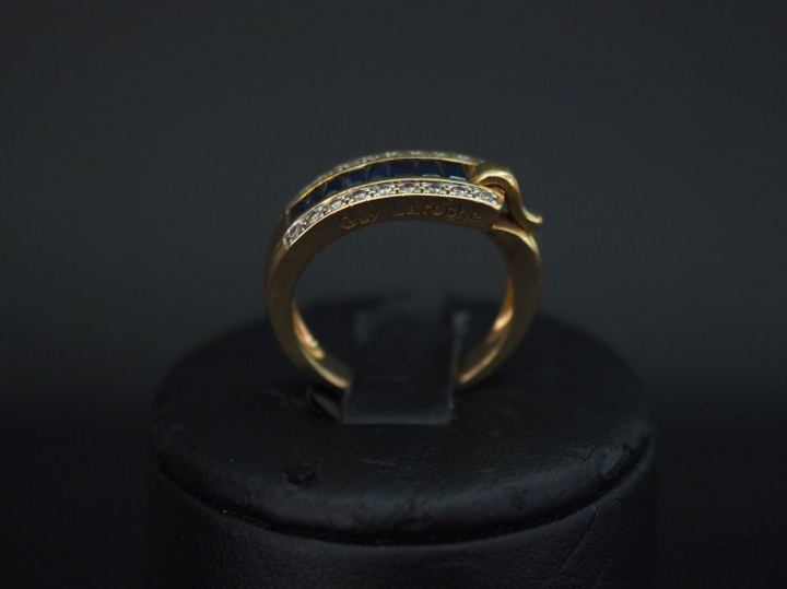 	Guy LAROCHE Bague en or jaune, sertie de saphirs calibrés disposés en