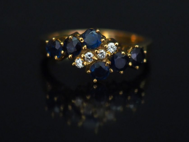 	Bague de forme stylisée en or jaune, sertie en son centre d’une ligne