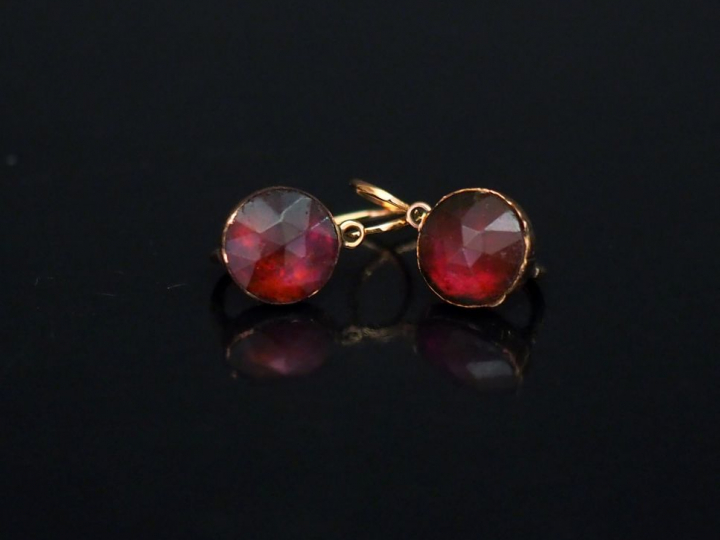 Paire de perce-oreilles Napoléon III en or jaune, sertis en leur centr
