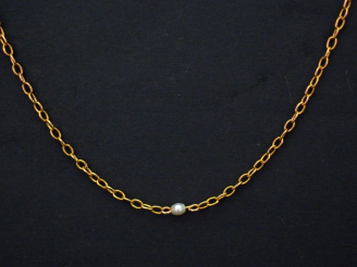 Vente aux enchères Collier en or jaune, maille forçat, agrémenté de trois perles blanches