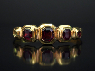 Vente aux enchères Bracelet Napoléon III en or jaune, sertie de grenats (?) disposés en c