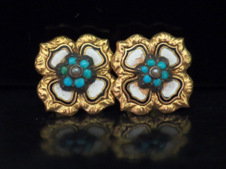 Vente aux enchères Paire de boutons de col Napoléon III en or jaune, émail noir et blanc,