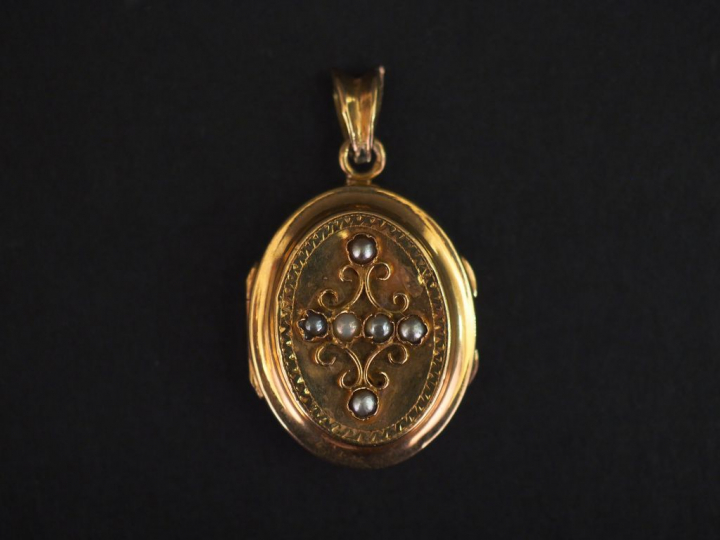 Pendentif porte-photo Napoléon III en or jaune, à décor filigrané et s