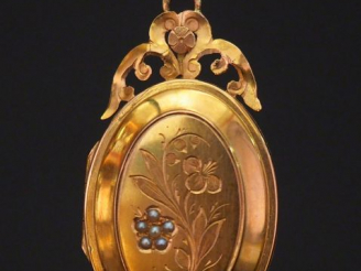 Vente aux enchères Pendentif porte-photo Napoléon III en or jaune, à décor de branchage f