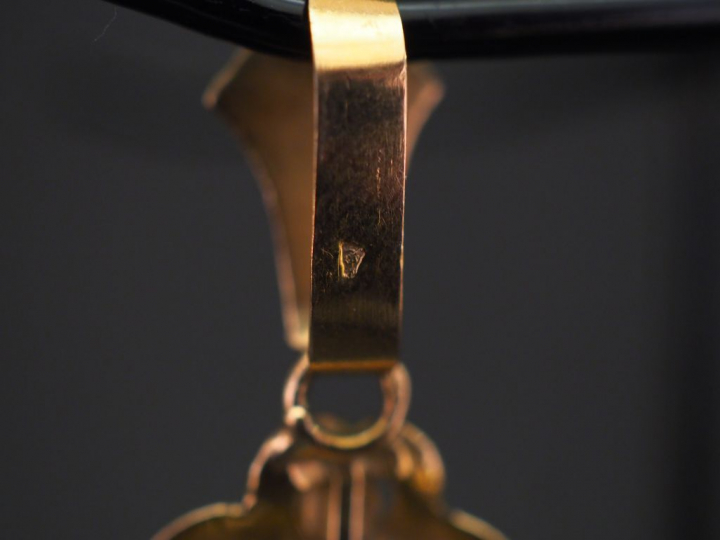 Pendentif porte-photo Napoléon III en or jaune, à décor de branchage f