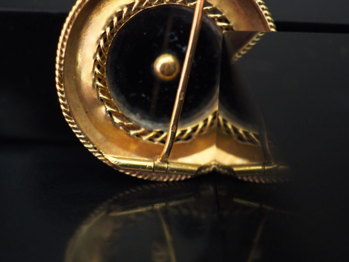 Broche ronde Napoléon III en or jaune et onyx noir, sertie en son cent