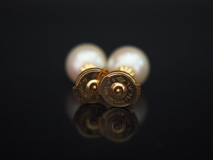 Paire de perce-oreilles en or jaune, sertis d'une perle blanche. Fermo