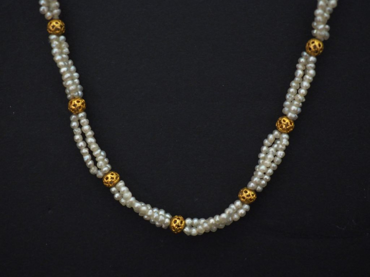 Collier ras-de-cou en composé de trois rangs de perles alternés de pet