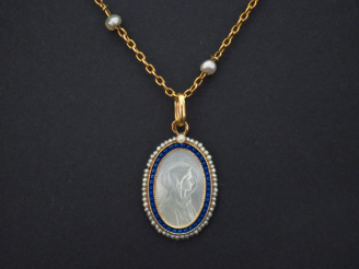 Vente aux enchères Collier en or jaune, maille forçat, agrémentée de petite perles blanch