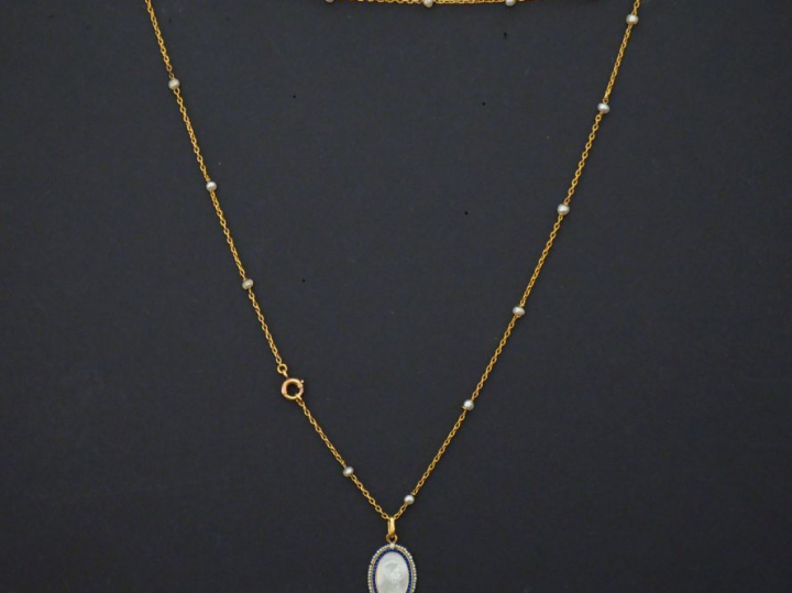 Collier en or jaune, maille forçat, agrémentée de petite perles blanch