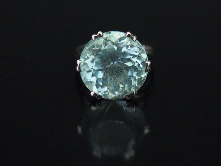 Bague en or blanc, sertie en son centre d’un quartz bleu. TDD. 53 1/2 