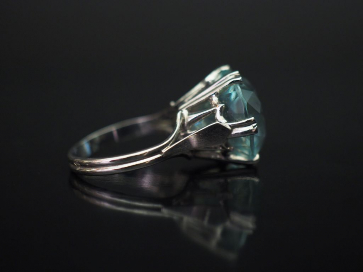 Bague en or blanc, sertie en son centre d’un quartz bleu. TDD. 53 1/2 