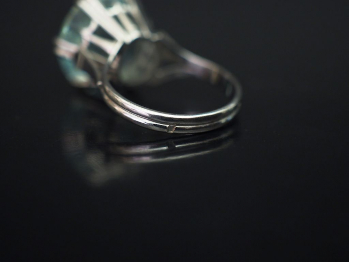 Bague en or blanc, sertie en son centre d’un quartz bleu. TDD. 53 1/2 