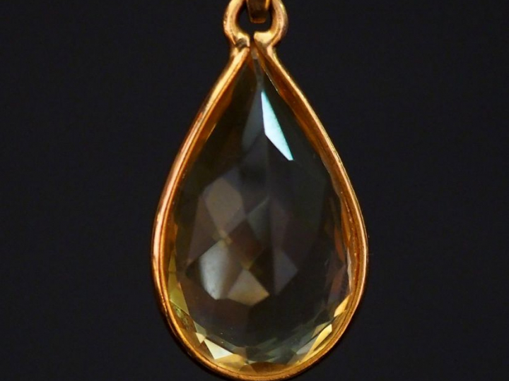 Pendentif en forme de goutte en or jaune, serti en son centre d'un qua