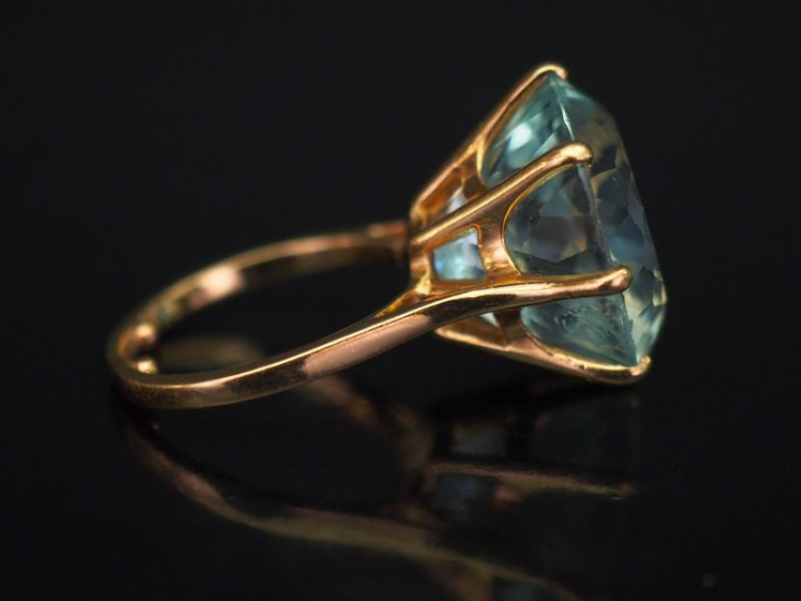 Importante bague en or jaune, sertie en son centre d’un quartz bleu. T